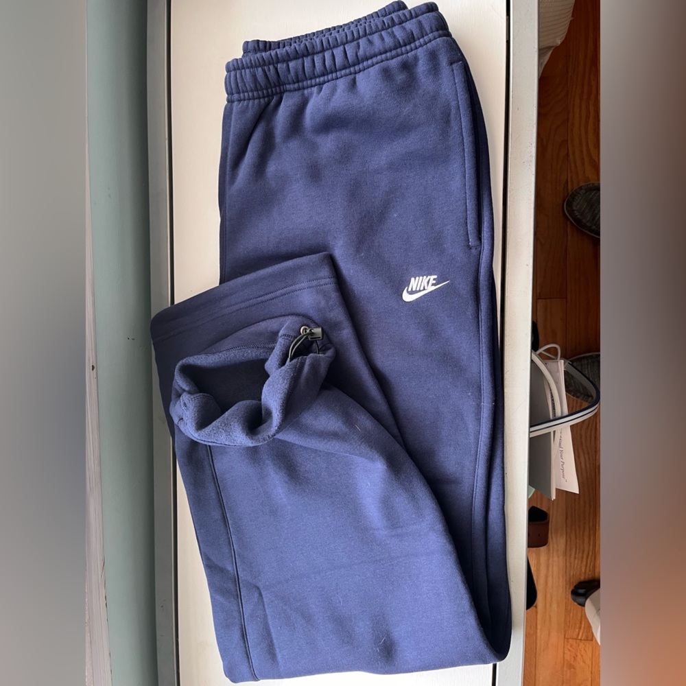 Nike Club Fleece Sweatpant Bungee NWOT Navy Blue Men’s size Medium